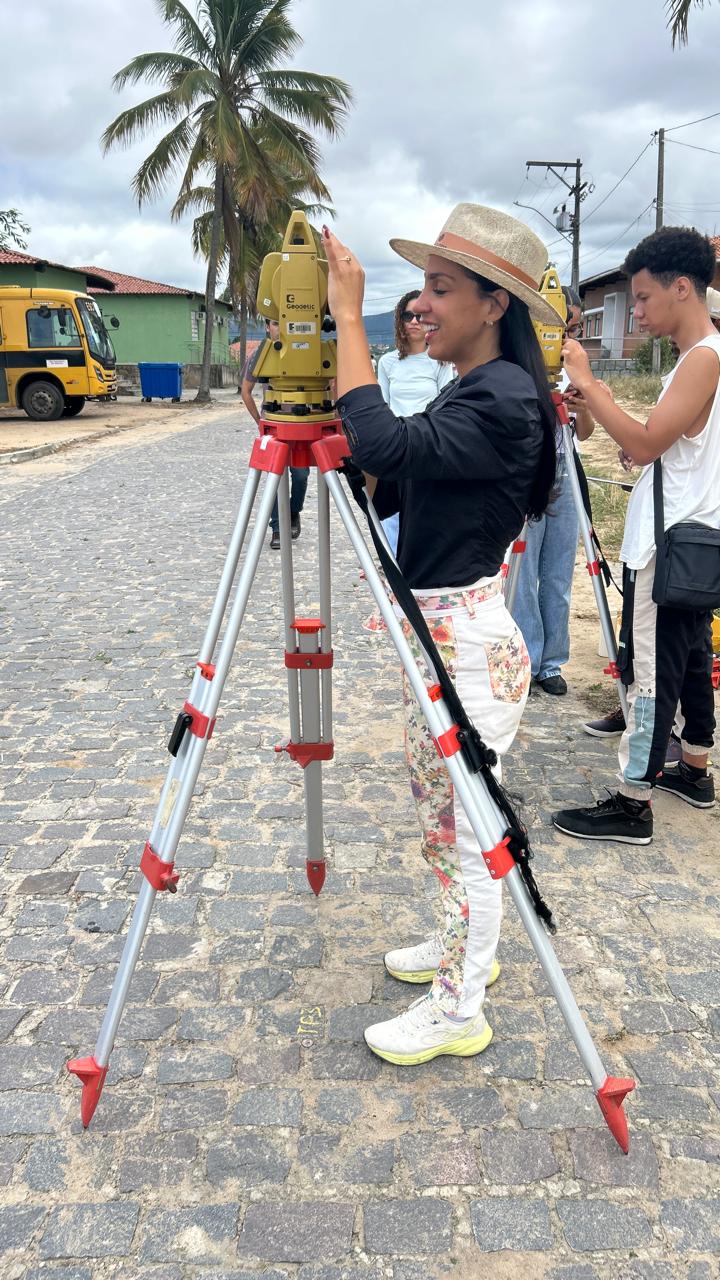 Aissa Xavier realizando atividade técnica de engenharia e consultoria ambiental na Bahia