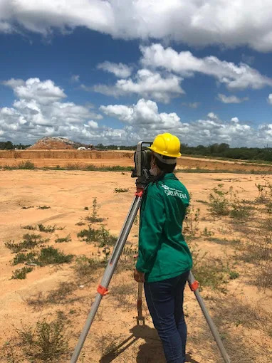 Aissa Xavier em atividade de engenharia ambiental em área aberta
