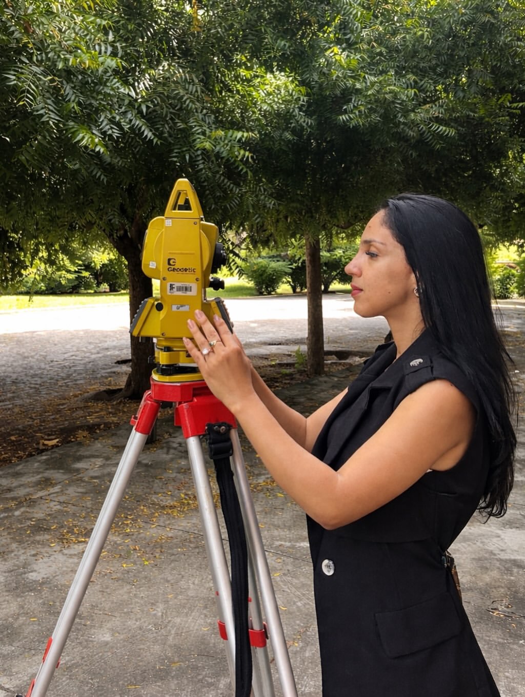 Engenheira ambiental Aissa Xavier operando equipamento técnico em campo
