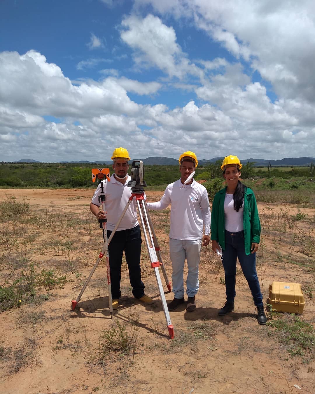 Equipe técnica em atividade de campo com equipamentos de engenharia ambiental